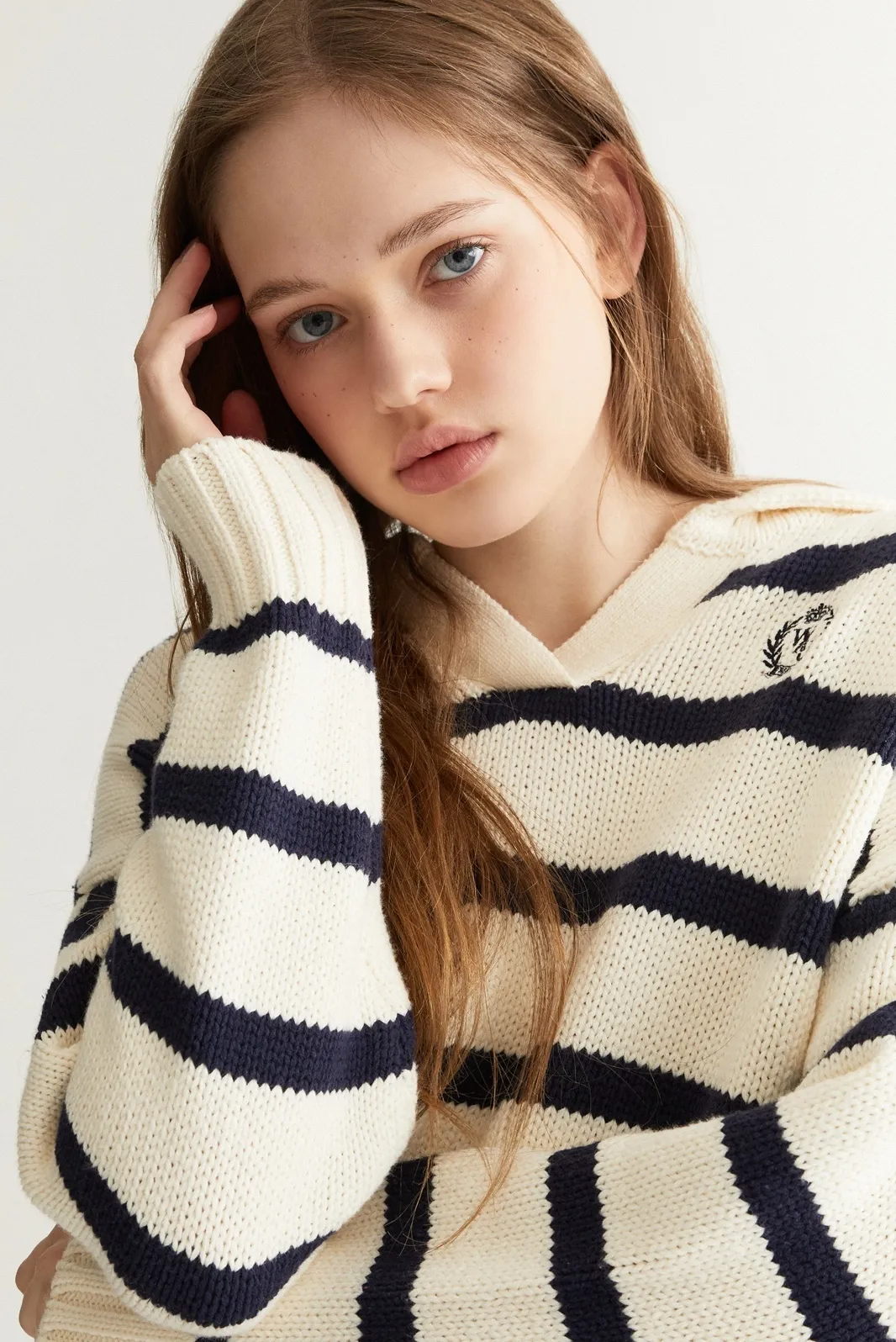 WHO.A.U  |Emblem Stripe Collar Pullover (2Colors)  WHKAD2391F