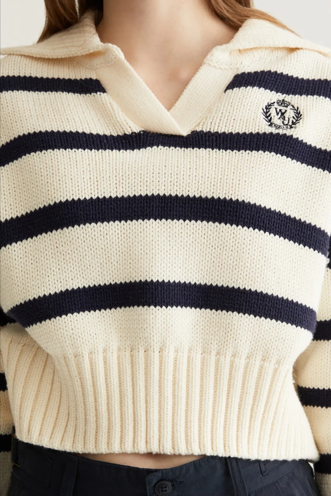 WHO.A.U  |Emblem Stripe Collar Pullover (2Colors)  WHKAD2391F